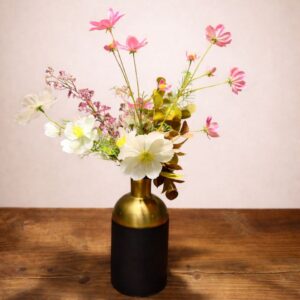 Boeket in wit en roze met vaas